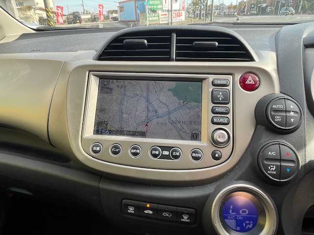 ホンダ フィット ハイブリット 神奈川県 2011(平23)年 4.3万km アラバスターシルバーメタリック クルーズコントロール/純正ナビ/（RCA/CD/DVD/AM/FM/ワンセグTV）/バックカメラ/ECONシステム/ハロゲンヘッドライト/ヘッドライトレベライザー/電動格納ミラー/二列目フルフラットシート/純正フロアマット