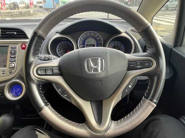 ホンダ フィット ハイブリット 神奈川県 2011(平23)年 4.3万km アラバスターシルバーメタリック クルーズコントロール/純正ナビ/（RCA/CD/DVD/AM/FM/ワンセグTV）/バックカメラ/ECONシステム/ハロゲンヘッドライト/ヘッドライトレベライザー/電動格納ミラー/二列目フルフラットシート/純正フロアマット