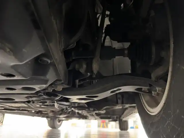 トヨタ プリウス S 三重県 2015(平27)年 2.8万km ホワイトパールクリスタルシャイン ハイブリッド/FF/インパネCVT/純正 7インチナビ NSZT-W64/（AM/FM/CD/DVD/SDREC/SD/TV/Bluetooth/DS）/バックカメラ/ドライブレコーダー 前後/ビルトイン ETC/安全/・車両接近通報装置/・電子制動力配分機能付ABS/・SRS サイド＆カーテンシールドエアバッグシステム/など/装備/・オートライト/・HIDヘッドライト/・オートエアコン/・マルチインフォメーションディスプレイ/・プッシュスタート/・電動格納ドアミラー/・パワーウインドウ/・パワーステアリング/・カバー付 純正15inAW/・スマートキーx2/・取/ナビ取/など