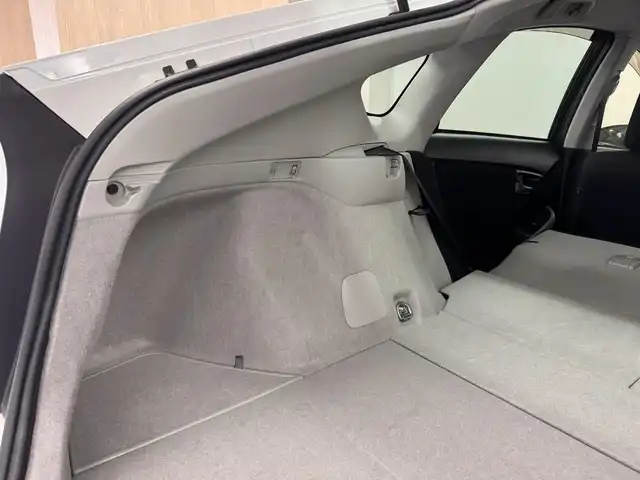 トヨタ プリウス S 三重県 2015(平27)年 2.8万km ホワイトパールクリスタルシャイン ハイブリッド/FF/インパネCVT/純正 7インチナビ NSZT-W64/（AM/FM/CD/DVD/SDREC/SD/TV/Bluetooth/DS）/バックカメラ/ドライブレコーダー 前後/ビルトイン ETC/安全/・車両接近通報装置/・電子制動力配分機能付ABS/・SRS サイド＆カーテンシールドエアバッグシステム/など/装備/・オートライト/・HIDヘッドライト/・オートエアコン/・マルチインフォメーションディスプレイ/・プッシュスタート/・電動格納ドアミラー/・パワーウインドウ/・パワーステアリング/・カバー付 純正15inAW/・スマートキーx2/・取/ナビ取/など