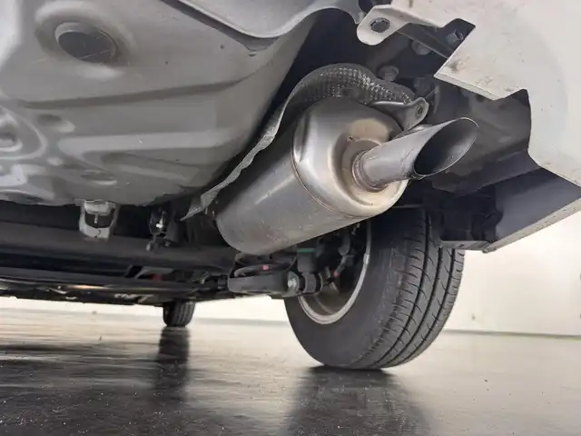 トヨタ プリウス S 三重県 2015(平27)年 2.8万km ホワイトパールクリスタルシャイン ハイブリッド/FF/インパネCVT/純正 7インチナビ NSZT-W64/（AM/FM/CD/DVD/SDREC/SD/TV/Bluetooth/DS）/バックカメラ/ドライブレコーダー 前後/ビルトイン ETC/安全/・車両接近通報装置/・電子制動力配分機能付ABS/・SRS サイド＆カーテンシールドエアバッグシステム/など/装備/・オートライト/・HIDヘッドライト/・オートエアコン/・マルチインフォメーションディスプレイ/・プッシュスタート/・電動格納ドアミラー/・パワーウインドウ/・パワーステアリング/・カバー付 純正15inAW/・スマートキーx2/・取/ナビ取/など