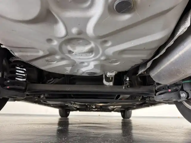 トヨタ プリウス S 三重県 2015(平27)年 2.8万km ホワイトパールクリスタルシャイン ハイブリッド/FF/インパネCVT/純正 7インチナビ NSZT-W64/（AM/FM/CD/DVD/SDREC/SD/TV/Bluetooth/DS）/バックカメラ/ドライブレコーダー 前後/ビルトイン ETC/安全/・車両接近通報装置/・電子制動力配分機能付ABS/・SRS サイド＆カーテンシールドエアバッグシステム/など/装備/・オートライト/・HIDヘッドライト/・オートエアコン/・マルチインフォメーションディスプレイ/・プッシュスタート/・電動格納ドアミラー/・パワーウインドウ/・パワーステアリング/・カバー付 純正15inAW/・スマートキーx2/・取/ナビ取/など