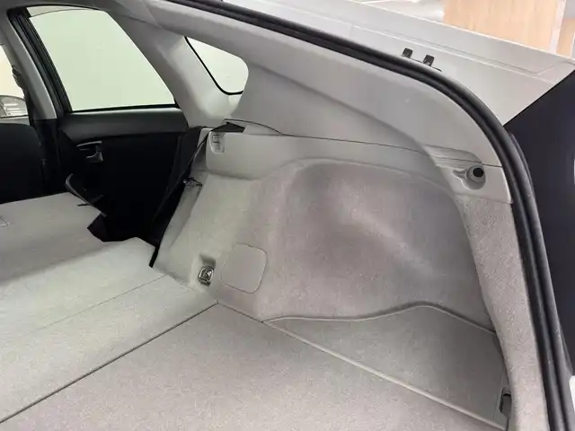 トヨタ プリウス S 三重県 2015(平27)年 2.8万km ホワイトパールクリスタルシャイン ハイブリッド/FF/インパネCVT/純正 7インチナビ NSZT-W64/（AM/FM/CD/DVD/SDREC/SD/TV/Bluetooth/DS）/バックカメラ/ドライブレコーダー 前後/ビルトイン ETC/安全/・車両接近通報装置/・電子制動力配分機能付ABS/・SRS サイド＆カーテンシールドエアバッグシステム/など/装備/・オートライト/・HIDヘッドライト/・オートエアコン/・マルチインフォメーションディスプレイ/・プッシュスタート/・電動格納ドアミラー/・パワーウインドウ/・パワーステアリング/・カバー付 純正15inAW/・スマートキーx2/・取/ナビ取/など