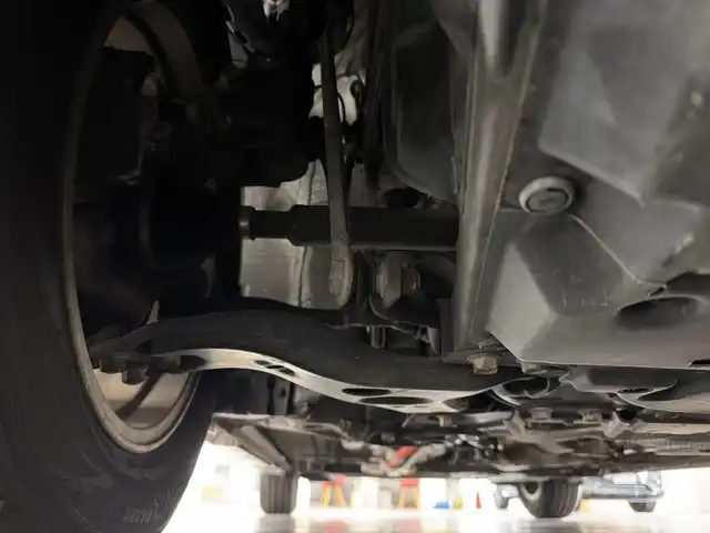 トヨタ プリウス S 三重県 2015(平27)年 2.8万km ホワイトパールクリスタルシャイン ハイブリッド/FF/インパネCVT/純正 7インチナビ NSZT-W64/（AM/FM/CD/DVD/SDREC/SD/TV/Bluetooth/DS）/バックカメラ/ドライブレコーダー 前後/ビルトイン ETC/安全/・車両接近通報装置/・電子制動力配分機能付ABS/・SRS サイド＆カーテンシールドエアバッグシステム/など/装備/・オートライト/・HIDヘッドライト/・オートエアコン/・マルチインフォメーションディスプレイ/・プッシュスタート/・電動格納ドアミラー/・パワーウインドウ/・パワーステアリング/・カバー付 純正15inAW/・スマートキーx2/・取/ナビ取/など