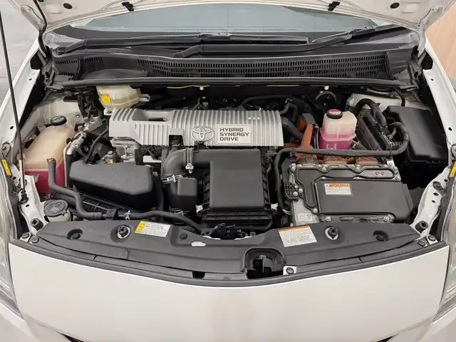 トヨタ プリウス S 三重県 2015(平27)年 2.8万km ホワイトパールクリスタルシャイン ハイブリッド/FF/インパネCVT/純正 7インチナビ NSZT-W64/（AM/FM/CD/DVD/SDREC/SD/TV/Bluetooth/DS）/バックカメラ/ドライブレコーダー 前後/ビルトイン ETC/安全/・車両接近通報装置/・電子制動力配分機能付ABS/・SRS サイド＆カーテンシールドエアバッグシステム/など/装備/・オートライト/・HIDヘッドライト/・オートエアコン/・マルチインフォメーションディスプレイ/・プッシュスタート/・電動格納ドアミラー/・パワーウインドウ/・パワーステアリング/・カバー付 純正15inAW/・スマートキーx2/・取/ナビ取/など