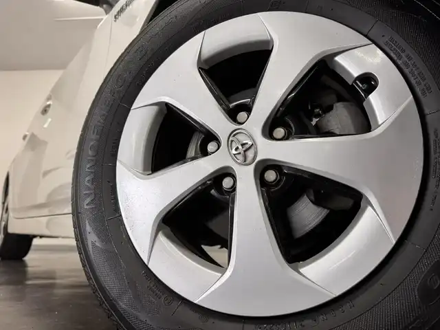 トヨタ プリウス S 三重県 2015(平27)年 2.8万km ホワイトパールクリスタルシャイン ハイブリッド/FF/インパネCVT/純正 7インチナビ NSZT-W64/（AM/FM/CD/DVD/SDREC/SD/TV/Bluetooth/DS）/バックカメラ/ドライブレコーダー 前後/ビルトイン ETC/安全/・車両接近通報装置/・電子制動力配分機能付ABS/・SRS サイド＆カーテンシールドエアバッグシステム/など/装備/・オートライト/・HIDヘッドライト/・オートエアコン/・マルチインフォメーションディスプレイ/・プッシュスタート/・電動格納ドアミラー/・パワーウインドウ/・パワーステアリング/・カバー付 純正15inAW/・スマートキーx2/・取/ナビ取/など