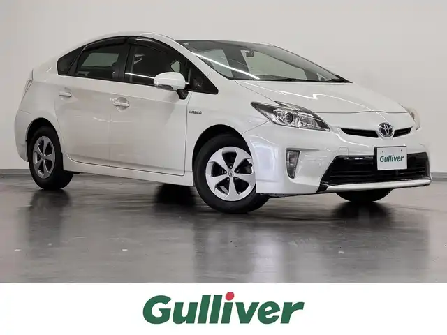 トヨタ プリウス S 三重県 2015(平27)年 2.8万km ホワイトパールクリスタルシャイン ハイブリッド/FF/インパネCVT/純正 7インチナビ NSZT-W64/（AM/FM/CD/DVD/SDREC/SD/TV/Bluetooth/DS）/バックカメラ/ドライブレコーダー 前後/ビルトイン ETC/安全/・車両接近通報装置/・電子制動力配分機能付ABS/・SRS サイド＆カーテンシールドエアバッグシステム/など/装備/・オートライト/・HIDヘッドライト/・オートエアコン/・マルチインフォメーションディスプレイ/・プッシュスタート/・電動格納ドアミラー/・パワーウインドウ/・パワーステアリング/・カバー付 純正15inAW/・スマートキーx2/・取/ナビ取/など