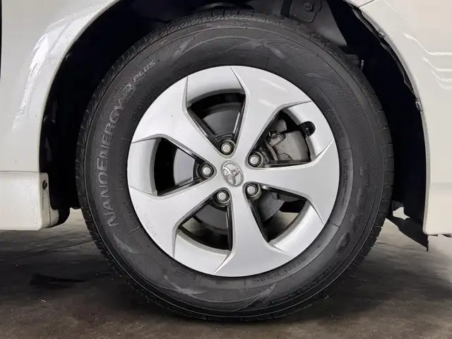 トヨタ プリウス S 三重県 2015(平27)年 2.8万km ホワイトパールクリスタルシャイン ハイブリッド/FF/インパネCVT/純正 7インチナビ NSZT-W64/（AM/FM/CD/DVD/SDREC/SD/TV/Bluetooth/DS）/バックカメラ/ドライブレコーダー 前後/ビルトイン ETC/安全/・車両接近通報装置/・電子制動力配分機能付ABS/・SRS サイド＆カーテンシールドエアバッグシステム/など/装備/・オートライト/・HIDヘッドライト/・オートエアコン/・マルチインフォメーションディスプレイ/・プッシュスタート/・電動格納ドアミラー/・パワーウインドウ/・パワーステアリング/・カバー付 純正15inAW/・スマートキーx2/・取/ナビ取/など