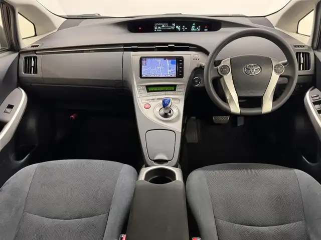 トヨタ プリウス S 三重県 2015(平27)年 2.8万km ホワイトパールクリスタルシャイン ハイブリッド/FF/インパネCVT/純正 7インチナビ NSZT-W64/（AM/FM/CD/DVD/SDREC/SD/TV/Bluetooth/DS）/バックカメラ/ドライブレコーダー 前後/ビルトイン ETC/安全/・車両接近通報装置/・電子制動力配分機能付ABS/・SRS サイド＆カーテンシールドエアバッグシステム/など/装備/・オートライト/・HIDヘッドライト/・オートエアコン/・マルチインフォメーションディスプレイ/・プッシュスタート/・電動格納ドアミラー/・パワーウインドウ/・パワーステアリング/・カバー付 純正15inAW/・スマートキーx2/・取/ナビ取/など