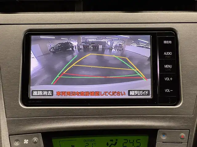 トヨタ プリウス S 三重県 2015(平27)年 2.8万km ホワイトパールクリスタルシャイン ハイブリッド/FF/インパネCVT/純正 7インチナビ NSZT-W64/（AM/FM/CD/DVD/SDREC/SD/TV/Bluetooth/DS）/バックカメラ/ドライブレコーダー 前後/ビルトイン ETC/安全/・車両接近通報装置/・電子制動力配分機能付ABS/・SRS サイド＆カーテンシールドエアバッグシステム/など/装備/・オートライト/・HIDヘッドライト/・オートエアコン/・マルチインフォメーションディスプレイ/・プッシュスタート/・電動格納ドアミラー/・パワーウインドウ/・パワーステアリング/・カバー付 純正15inAW/・スマートキーx2/・取/ナビ取/など