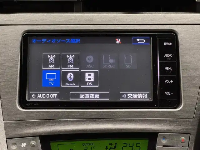 トヨタ プリウス S 三重県 2015(平27)年 2.8万km ホワイトパールクリスタルシャイン ハイブリッド/FF/インパネCVT/純正 7インチナビ NSZT-W64/（AM/FM/CD/DVD/SDREC/SD/TV/Bluetooth/DS）/バックカメラ/ドライブレコーダー 前後/ビルトイン ETC/安全/・車両接近通報装置/・電子制動力配分機能付ABS/・SRS サイド＆カーテンシールドエアバッグシステム/など/装備/・オートライト/・HIDヘッドライト/・オートエアコン/・マルチインフォメーションディスプレイ/・プッシュスタート/・電動格納ドアミラー/・パワーウインドウ/・パワーステアリング/・カバー付 純正15inAW/・スマートキーx2/・取/ナビ取/など