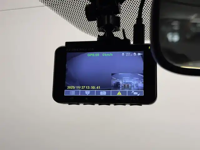 トヨタ プリウス S 三重県 2015(平27)年 2.8万km ホワイトパールクリスタルシャイン ハイブリッド/FF/インパネCVT/純正 7インチナビ NSZT-W64/（AM/FM/CD/DVD/SDREC/SD/TV/Bluetooth/DS）/バックカメラ/ドライブレコーダー 前後/ビルトイン ETC/安全/・車両接近通報装置/・電子制動力配分機能付ABS/・SRS サイド＆カーテンシールドエアバッグシステム/など/装備/・オートライト/・HIDヘッドライト/・オートエアコン/・マルチインフォメーションディスプレイ/・プッシュスタート/・電動格納ドアミラー/・パワーウインドウ/・パワーステアリング/・カバー付 純正15inAW/・スマートキーx2/・取/ナビ取/など