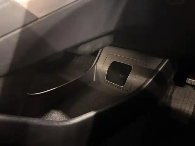 トヨタ プリウス S 三重県 2015(平27)年 2.8万km ホワイトパールクリスタルシャイン ハイブリッド/FF/インパネCVT/純正 7インチナビ NSZT-W64/（AM/FM/CD/DVD/SDREC/SD/TV/Bluetooth/DS）/バックカメラ/ドライブレコーダー 前後/ビルトイン ETC/安全/・車両接近通報装置/・電子制動力配分機能付ABS/・SRS サイド＆カーテンシールドエアバッグシステム/など/装備/・オートライト/・HIDヘッドライト/・オートエアコン/・マルチインフォメーションディスプレイ/・プッシュスタート/・電動格納ドアミラー/・パワーウインドウ/・パワーステアリング/・カバー付 純正15inAW/・スマートキーx2/・取/ナビ取/など