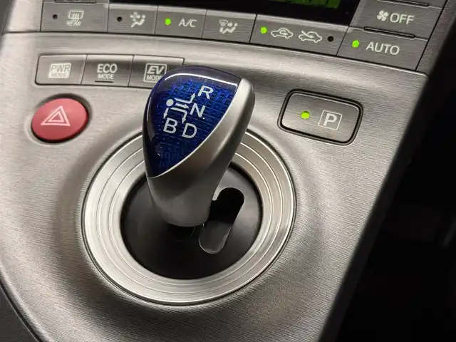 トヨタ プリウス S 三重県 2015(平27)年 2.8万km ホワイトパールクリスタルシャイン ハイブリッド/FF/インパネCVT/純正 7インチナビ NSZT-W64/（AM/FM/CD/DVD/SDREC/SD/TV/Bluetooth/DS）/バックカメラ/ドライブレコーダー 前後/ビルトイン ETC/安全/・車両接近通報装置/・電子制動力配分機能付ABS/・SRS サイド＆カーテンシールドエアバッグシステム/など/装備/・オートライト/・HIDヘッドライト/・オートエアコン/・マルチインフォメーションディスプレイ/・プッシュスタート/・電動格納ドアミラー/・パワーウインドウ/・パワーステアリング/・カバー付 純正15inAW/・スマートキーx2/・取/ナビ取/など