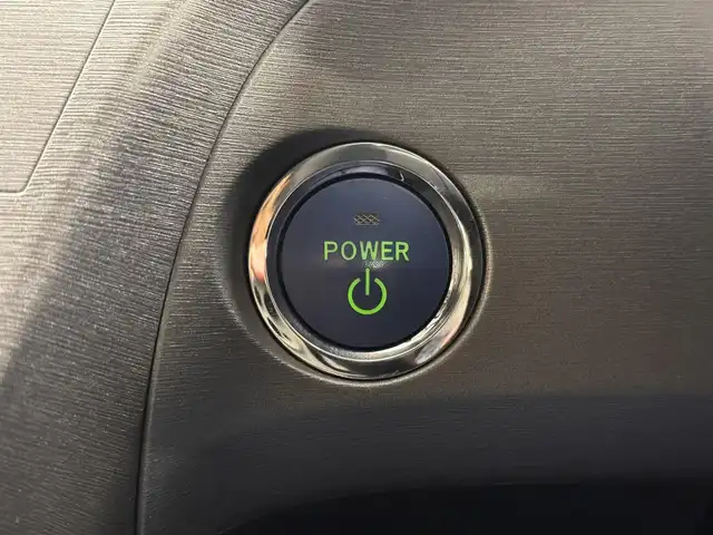 トヨタ プリウス S 三重県 2015(平27)年 2.8万km ホワイトパールクリスタルシャイン ハイブリッド/FF/インパネCVT/純正 7インチナビ NSZT-W64/（AM/FM/CD/DVD/SDREC/SD/TV/Bluetooth/DS）/バックカメラ/ドライブレコーダー 前後/ビルトイン ETC/安全/・車両接近通報装置/・電子制動力配分機能付ABS/・SRS サイド＆カーテンシールドエアバッグシステム/など/装備/・オートライト/・HIDヘッドライト/・オートエアコン/・マルチインフォメーションディスプレイ/・プッシュスタート/・電動格納ドアミラー/・パワーウインドウ/・パワーステアリング/・カバー付 純正15inAW/・スマートキーx2/・取/ナビ取/など