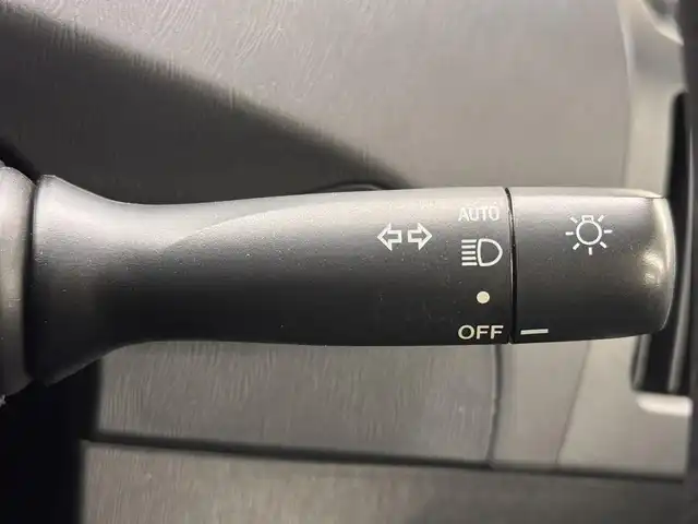 トヨタ プリウス S 三重県 2015(平27)年 2.8万km ホワイトパールクリスタルシャイン ハイブリッド/FF/インパネCVT/純正 7インチナビ NSZT-W64/（AM/FM/CD/DVD/SDREC/SD/TV/Bluetooth/DS）/バックカメラ/ドライブレコーダー 前後/ビルトイン ETC/安全/・車両接近通報装置/・電子制動力配分機能付ABS/・SRS サイド＆カーテンシールドエアバッグシステム/など/装備/・オートライト/・HIDヘッドライト/・オートエアコン/・マルチインフォメーションディスプレイ/・プッシュスタート/・電動格納ドアミラー/・パワーウインドウ/・パワーステアリング/・カバー付 純正15inAW/・スマートキーx2/・取/ナビ取/など