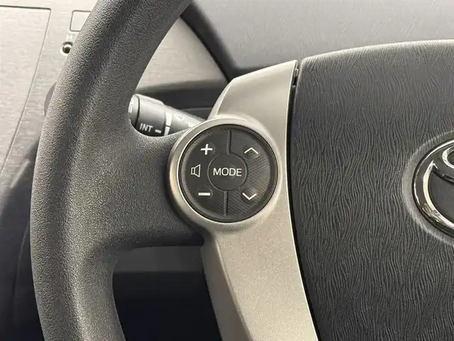 トヨタ プリウス S 三重県 2015(平27)年 2.8万km ホワイトパールクリスタルシャイン ハイブリッド/FF/インパネCVT/純正 7インチナビ NSZT-W64/（AM/FM/CD/DVD/SDREC/SD/TV/Bluetooth/DS）/バックカメラ/ドライブレコーダー 前後/ビルトイン ETC/安全/・車両接近通報装置/・電子制動力配分機能付ABS/・SRS サイド＆カーテンシールドエアバッグシステム/など/装備/・オートライト/・HIDヘッドライト/・オートエアコン/・マルチインフォメーションディスプレイ/・プッシュスタート/・電動格納ドアミラー/・パワーウインドウ/・パワーステアリング/・カバー付 純正15inAW/・スマートキーx2/・取/ナビ取/など