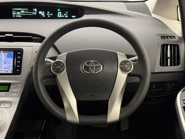 トヨタ プリウス S 三重県 2015(平27)年 2.8万km ホワイトパールクリスタルシャイン ハイブリッド/FF/インパネCVT/純正 7インチナビ NSZT-W64/（AM/FM/CD/DVD/SDREC/SD/TV/Bluetooth/DS）/バックカメラ/ドライブレコーダー 前後/ビルトイン ETC/安全/・車両接近通報装置/・電子制動力配分機能付ABS/・SRS サイド＆カーテンシールドエアバッグシステム/など/装備/・オートライト/・HIDヘッドライト/・オートエアコン/・マルチインフォメーションディスプレイ/・プッシュスタート/・電動格納ドアミラー/・パワーウインドウ/・パワーステアリング/・カバー付 純正15inAW/・スマートキーx2/・取/ナビ取/など