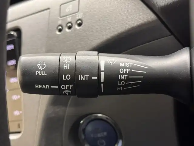 トヨタ プリウス S 三重県 2015(平27)年 2.8万km ホワイトパールクリスタルシャイン ハイブリッド/FF/インパネCVT/純正 7インチナビ NSZT-W64/（AM/FM/CD/DVD/SDREC/SD/TV/Bluetooth/DS）/バックカメラ/ドライブレコーダー 前後/ビルトイン ETC/安全/・車両接近通報装置/・電子制動力配分機能付ABS/・SRS サイド＆カーテンシールドエアバッグシステム/など/装備/・オートライト/・HIDヘッドライト/・オートエアコン/・マルチインフォメーションディスプレイ/・プッシュスタート/・電動格納ドアミラー/・パワーウインドウ/・パワーステアリング/・カバー付 純正15inAW/・スマートキーx2/・取/ナビ取/など