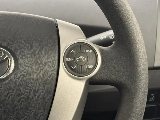 トヨタ プリウス S 三重県 2015(平27)年 2.8万km ホワイトパールクリスタルシャイン ハイブリッド/FF/インパネCVT/純正 7インチナビ NSZT-W64/（AM/FM/CD/DVD/SDREC/SD/TV/Bluetooth/DS）/バックカメラ/ドライブレコーダー 前後/ビルトイン ETC/安全/・車両接近通報装置/・電子制動力配分機能付ABS/・SRS サイド＆カーテンシールドエアバッグシステム/など/装備/・オートライト/・HIDヘッドライト/・オートエアコン/・マルチインフォメーションディスプレイ/・プッシュスタート/・電動格納ドアミラー/・パワーウインドウ/・パワーステアリング/・カバー付 純正15inAW/・スマートキーx2/・取/ナビ取/など