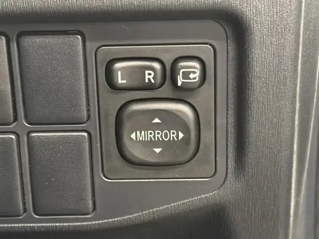 トヨタ プリウス S 三重県 2015(平27)年 2.8万km ホワイトパールクリスタルシャイン ハイブリッド/FF/インパネCVT/純正 7インチナビ NSZT-W64/（AM/FM/CD/DVD/SDREC/SD/TV/Bluetooth/DS）/バックカメラ/ドライブレコーダー 前後/ビルトイン ETC/安全/・車両接近通報装置/・電子制動力配分機能付ABS/・SRS サイド＆カーテンシールドエアバッグシステム/など/装備/・オートライト/・HIDヘッドライト/・オートエアコン/・マルチインフォメーションディスプレイ/・プッシュスタート/・電動格納ドアミラー/・パワーウインドウ/・パワーステアリング/・カバー付 純正15inAW/・スマートキーx2/・取/ナビ取/など