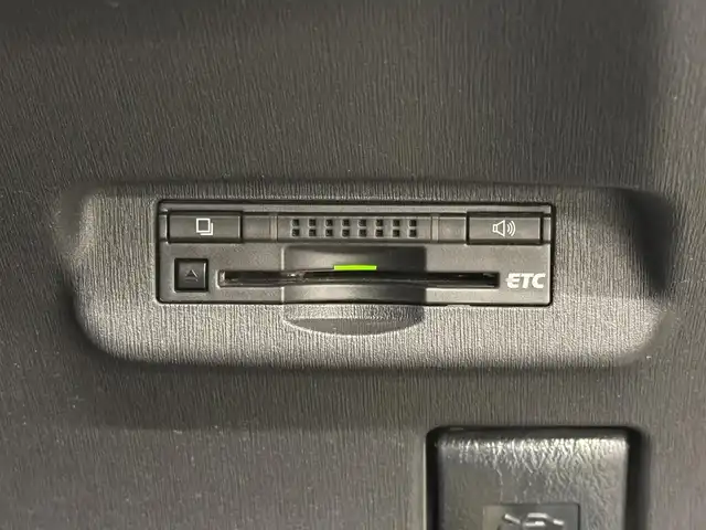 トヨタ プリウス S 三重県 2015(平27)年 2.8万km ホワイトパールクリスタルシャイン ハイブリッド/FF/インパネCVT/純正 7インチナビ NSZT-W64/（AM/FM/CD/DVD/SDREC/SD/TV/Bluetooth/DS）/バックカメラ/ドライブレコーダー 前後/ビルトイン ETC/安全/・車両接近通報装置/・電子制動力配分機能付ABS/・SRS サイド＆カーテンシールドエアバッグシステム/など/装備/・オートライト/・HIDヘッドライト/・オートエアコン/・マルチインフォメーションディスプレイ/・プッシュスタート/・電動格納ドアミラー/・パワーウインドウ/・パワーステアリング/・カバー付 純正15inAW/・スマートキーx2/・取/ナビ取/など