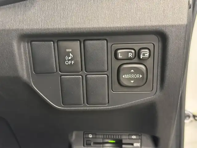 トヨタ プリウス S 三重県 2015(平27)年 2.8万km ホワイトパールクリスタルシャイン ハイブリッド/FF/インパネCVT/純正 7インチナビ NSZT-W64/（AM/FM/CD/DVD/SDREC/SD/TV/Bluetooth/DS）/バックカメラ/ドライブレコーダー 前後/ビルトイン ETC/安全/・車両接近通報装置/・電子制動力配分機能付ABS/・SRS サイド＆カーテンシールドエアバッグシステム/など/装備/・オートライト/・HIDヘッドライト/・オートエアコン/・マルチインフォメーションディスプレイ/・プッシュスタート/・電動格納ドアミラー/・パワーウインドウ/・パワーステアリング/・カバー付 純正15inAW/・スマートキーx2/・取/ナビ取/など