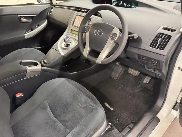 トヨタ プリウス S 三重県 2015(平27)年 2.8万km ホワイトパールクリスタルシャイン ハイブリッド/FF/インパネCVT/純正 7インチナビ NSZT-W64/（AM/FM/CD/DVD/SDREC/SD/TV/Bluetooth/DS）/バックカメラ/ドライブレコーダー 前後/ビルトイン ETC/安全/・車両接近通報装置/・電子制動力配分機能付ABS/・SRS サイド＆カーテンシールドエアバッグシステム/など/装備/・オートライト/・HIDヘッドライト/・オートエアコン/・マルチインフォメーションディスプレイ/・プッシュスタート/・電動格納ドアミラー/・パワーウインドウ/・パワーステアリング/・カバー付 純正15inAW/・スマートキーx2/・取/ナビ取/など