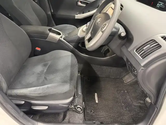 トヨタ プリウス S 三重県 2015(平27)年 2.8万km ホワイトパールクリスタルシャイン ハイブリッド/FF/インパネCVT/純正 7インチナビ NSZT-W64/（AM/FM/CD/DVD/SDREC/SD/TV/Bluetooth/DS）/バックカメラ/ドライブレコーダー 前後/ビルトイン ETC/安全/・車両接近通報装置/・電子制動力配分機能付ABS/・SRS サイド＆カーテンシールドエアバッグシステム/など/装備/・オートライト/・HIDヘッドライト/・オートエアコン/・マルチインフォメーションディスプレイ/・プッシュスタート/・電動格納ドアミラー/・パワーウインドウ/・パワーステアリング/・カバー付 純正15inAW/・スマートキーx2/・取/ナビ取/など