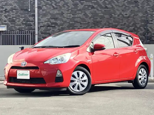 トヨタ アクア S 静岡県 2012(平24)年 7.1万km スーパーレッドⅤ エンジンスタートボタン/パワーステアリング/パワーウィンドウ/取扱説明書/アイドリングストップ/スマートキー/スペアキー1本/オートエアコン/純正ＥＴＣ/純正ナビ（CD/DVD/BT/フルセグ）/ドライブレコーダー前後/純正フロアマット/布シート/ABS/横滑り防止装置/オートライト/ハロゲン/Wエアバッグ