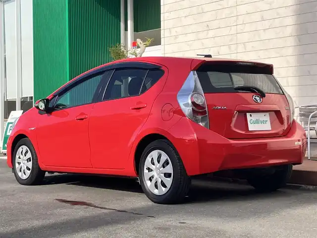 トヨタ アクア S 静岡県 2012(平24)年 7.1万km スーパーレッドⅤ エンジンスタートボタン/パワーステアリング/パワーウィンドウ/取扱説明書/アイドリングストップ/スマートキー/スペアキー1本/オートエアコン/純正ＥＴＣ/純正ナビ（CD/DVD/BT/フルセグ）/ドライブレコーダー前後/純正フロアマット/布シート/ABS/横滑り防止装置/オートライト/ハロゲン/Wエアバッグ