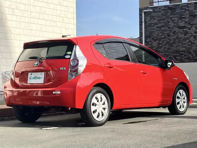 トヨタ アクア S 静岡県 2012(平24)年 7.1万km スーパーレッドⅤ エンジンスタートボタン/パワーステアリング/パワーウィンドウ/取扱説明書/アイドリングストップ/スマートキー/スペアキー1本/オートエアコン/純正ＥＴＣ/純正ナビ（CD/DVD/BT/フルセグ）/ドライブレコーダー前後/純正フロアマット/布シート/ABS/横滑り防止装置/オートライト/ハロゲン/Wエアバッグ