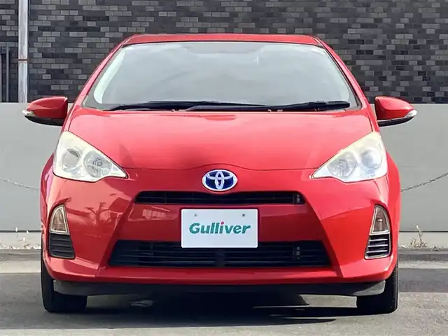 トヨタ アクア S 静岡県 2012(平24)年 7.1万km スーパーレッドⅤ エンジンスタートボタン/パワーステアリング/パワーウィンドウ/取扱説明書/アイドリングストップ/スマートキー/スペアキー1本/オートエアコン/純正ＥＴＣ/純正ナビ（CD/DVD/BT/フルセグ）/ドライブレコーダー前後/純正フロアマット/布シート/ABS/横滑り防止装置/オートライト/ハロゲン/Wエアバッグ