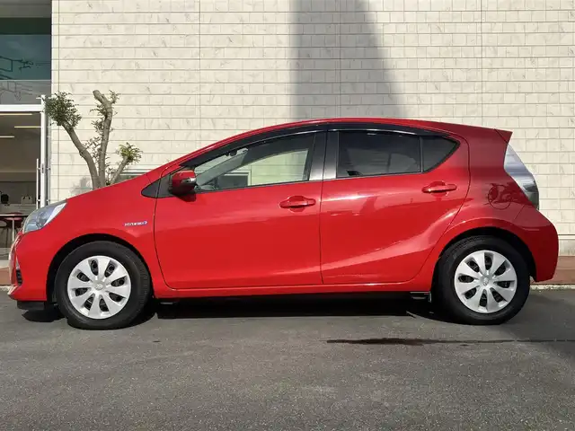 トヨタ アクア S 静岡県 2012(平24)年 7.1万km スーパーレッドⅤ エンジンスタートボタン/パワーステアリング/パワーウィンドウ/取扱説明書/アイドリングストップ/スマートキー/スペアキー1本/オートエアコン/純正ＥＴＣ/純正ナビ（CD/DVD/BT/フルセグ）/ドライブレコーダー前後/純正フロアマット/布シート/ABS/横滑り防止装置/オートライト/ハロゲン/Wエアバッグ