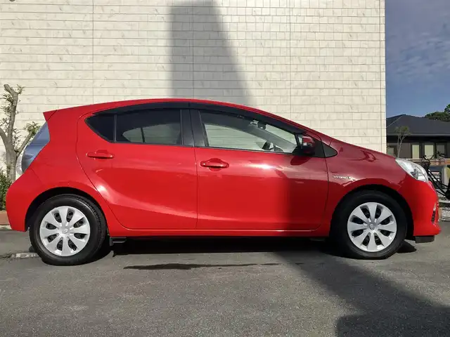 トヨタ アクア S 静岡県 2012(平24)年 7.1万km スーパーレッドⅤ エンジンスタートボタン/パワーステアリング/パワーウィンドウ/取扱説明書/アイドリングストップ/スマートキー/スペアキー1本/オートエアコン/純正ＥＴＣ/純正ナビ（CD/DVD/BT/フルセグ）/ドライブレコーダー前後/純正フロアマット/布シート/ABS/横滑り防止装置/オートライト/ハロゲン/Wエアバッグ