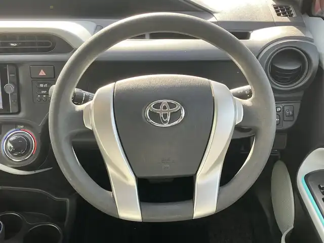 トヨタ アクア S 静岡県 2012(平24)年 7.1万km スーパーレッドⅤ エンジンスタートボタン/パワーステアリング/パワーウィンドウ/取扱説明書/アイドリングストップ/スマートキー/スペアキー1本/オートエアコン/純正ＥＴＣ/純正ナビ（CD/DVD/BT/フルセグ）/ドライブレコーダー前後/純正フロアマット/布シート/ABS/横滑り防止装置/オートライト/ハロゲン/Wエアバッグ