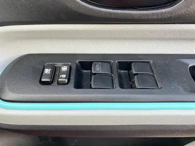 トヨタ アクア S 静岡県 2012(平24)年 7.1万km スーパーレッドⅤ エンジンスタートボタン/パワーステアリング/パワーウィンドウ/取扱説明書/アイドリングストップ/スマートキー/スペアキー1本/オートエアコン/純正ＥＴＣ/純正ナビ（CD/DVD/BT/フルセグ）/ドライブレコーダー前後/純正フロアマット/布シート/ABS/横滑り防止装置/オートライト/ハロゲン/Wエアバッグ