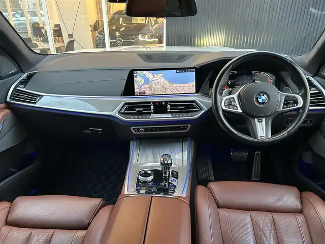 ＢＭＷ Ｘ７ xDrive40d Mスポーツ 福岡県 2021(令3)年 2.8万km ミネラルホワイト パノラマスライディングルーフ/リアエンターテイメンメントシステム/ウェルネスパッケージ/アルカンターラルーフライニング　/harman/kardon/茶革シート/前席エアシート/全席シートヒーター/ヘッドアップディスプレイ/純正ナビ/Applecarplay/androidauto/全方位カメラ/フルセグTV/Bluetooth/LEDヘッドライト/パワーバックドア/ワイヤレス充電/ミラー一体型ETC