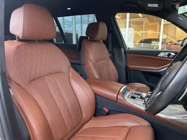 ＢＭＷ Ｘ７ xDrive40d Mスポーツ 福岡県 2021(令3)年 2.8万km ミネラルホワイト パノラマスライディングルーフ/リアエンターテイメンメントシステム/ウェルネスパッケージ/アルカンターラルーフライニング　/harman/kardon/茶革シート/前席エアシート/全席シートヒーター/ヘッドアップディスプレイ/純正ナビ/Applecarplay/androidauto/全方位カメラ/フルセグTV/Bluetooth/LEDヘッドライト/パワーバックドア/ワイヤレス充電/ミラー一体型ETC