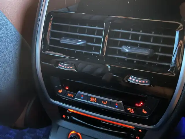 ＢＭＷ Ｘ７ xDrive40d Mスポーツ 福岡県 2021(令3)年 2.8万km ミネラルホワイト パノラマスライディングルーフ/リアエンターテイメンメントシステム/ウェルネスパッケージ/アルカンターラルーフライニング　/harman/kardon/茶革シート/前席エアシート/全席シートヒーター/ヘッドアップディスプレイ/純正ナビ/Applecarplay/androidauto/全方位カメラ/フルセグTV/Bluetooth/LEDヘッドライト/パワーバックドア/ワイヤレス充電/ミラー一体型ETC