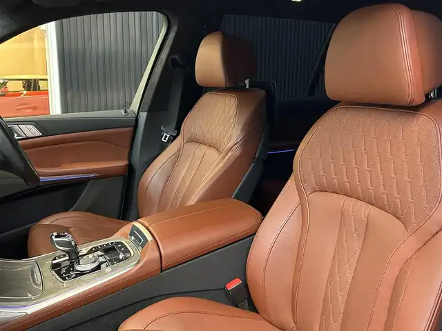 ＢＭＷ Ｘ７ xDrive40d Mスポーツ 福岡県 2021(令3)年 2.8万km ミネラルホワイト パノラマスライディングルーフ/リアエンターテイメンメントシステム/ウェルネスパッケージ/アルカンターラルーフライニング　/harman/kardon/茶革シート/前席エアシート/全席シートヒーター/ヘッドアップディスプレイ/純正ナビ/Applecarplay/androidauto/全方位カメラ/フルセグTV/Bluetooth/LEDヘッドライト/パワーバックドア/ワイヤレス充電/ミラー一体型ETC