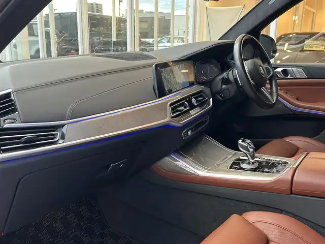 ＢＭＷ Ｘ７ xDrive40d Mスポーツ 福岡県 2021(令3)年 2.8万km ミネラルホワイト パノラマスライディングルーフ/リアエンターテイメンメントシステム/ウェルネスパッケージ/アルカンターラルーフライニング　/harman/kardon/茶革シート/前席エアシート/全席シートヒーター/ヘッドアップディスプレイ/純正ナビ/Applecarplay/androidauto/全方位カメラ/フルセグTV/Bluetooth/LEDヘッドライト/パワーバックドア/ワイヤレス充電/ミラー一体型ETC