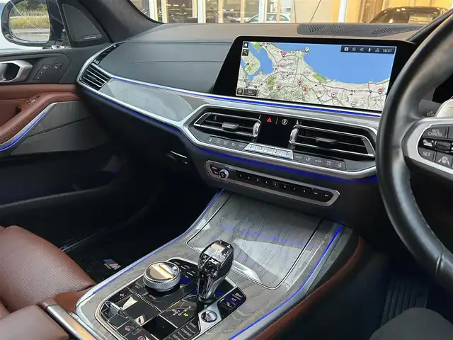 ＢＭＷ Ｘ７ xDrive40d Mスポーツ 福岡県 2021(令3)年 2.8万km ミネラルホワイト パノラマスライディングルーフ/リアエンターテイメンメントシステム/ウェルネスパッケージ/アルカンターラルーフライニング　/harman/kardon/茶革シート/前席エアシート/全席シートヒーター/ヘッドアップディスプレイ/純正ナビ/Applecarplay/androidauto/全方位カメラ/フルセグTV/Bluetooth/LEDヘッドライト/パワーバックドア/ワイヤレス充電/ミラー一体型ETC