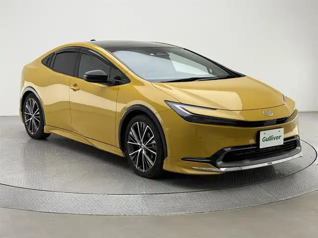 トヨタ プリウス Z 兵庫県 2023(令5)年 1.2万km 黄 純正ディスプレイオーディオ/（Bluetooth/HDMI/USB/フルセグTV/スマホ連携）/純正メモリナビ/バック/サイドカメラ/パノラマルーフ/アダクティブクルーズコントロール/レーンディパーチャーアラート/レーンキープアシスト/プリクラッシュセーフティー/ブラインドスポットモニター/パーキングアシスト/コーナーセンサー（前後）/デジタルインナーミラー/レザーシート/シートヒーター（D/N席）/ベンチレーション（D/N席）/D席パワーシート/ステアリングヒーター/パワーバックドア/LEDヘッドライト/オートライト/オートマチックハイビーム/ヘッドライトレベライザー/ビルトインETC2.0/モデリスタスポイラー（フロント/サイド/リア）/TVキット/ワイヤレス充電/純正19インチアルミホイール/純正フロアマット/スマートキー/スペアキー1本/OPスペアタイヤ