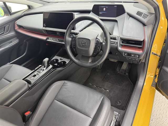 トヨタ プリウス Z 埼玉県 2023(令5)年 1.2万km 黄 純正ディスプレイオーディオ/（Bluetooth/HDMI/USB/フルセグTV/スマホ連携）/純正メモリナビ/バック/サイドカメラ/パノラマルーフ/アダクティブクルーズコントロール/レーンディパーチャーアラート/レーンキープアシスト/プリクラッシュセーフティー/ブラインドスポットモニター/パーキングアシスト/コーナーセンサー（前後）/デジタルインナーミラー/レザーシート/シートヒーター（D/N席）/ベンチレーション（D/N席）/D席パワーシート/ステアリングヒーター/パワーバックドア/LEDヘッドライト/オートライト/オートマチックハイビーム/ヘッドライトレベライザー/ビルトインETC2.0/モデリスタスポイラー（フロント/サイド/リア）/TVキット/ワイヤレス充電/純正19インチアルミホイール/純正フロアマット/スマートキー/スペアキー1本/OPスペアタイヤ