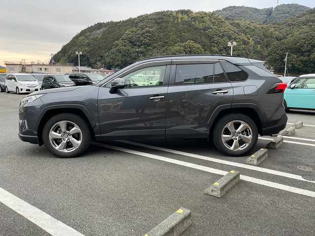 トヨタ ＲＡＶ４ G 愛媛県 2020(令2)年 2.3万km グレーメタリック ワンオーナー /純正ディスプレイオーディオ/　・Bluetooth/AM/FM/USB/全方位カメラ/バックカメラ/トヨタセーフティセンス/プリクラッシュセーフティ/レーンディパーチャーアラート/レーダークルーズコントロール/前後ドライブレコーダー/レザーシート/D席パワーシート/D/N席シートヒーター/ステアリングヒーター/リヤパワーゲート/ETC/スペアキー/取扱説明書/保証書