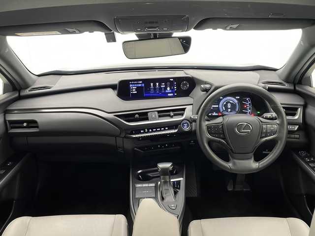 レクサス ＵＸ 250h バージョンC 宮崎県 2020(令2)年 6.5万km グラファイトブラックガラスフレーク 禁煙車/レクサスセーフティシステム/純正12.3型ナビTV　/（CD/DVD/Blu-ray/Bluetooth/フルセグTV)/純正バックカメラ/純正ビルトイン2.0ETC/純正ドライブレコーダー/純正LEDオートライト/純正LEDフォグ/純正17インチアルミ/純正フロアマット/プリクラッシュセーフティ/アダプティブクルーズコントロール/レーンディパーチャーアラート/オートマチックハイビーム/ブラインドスポットモニター/パーキングサポートブレーキ/クリアランスソナー/白本革シート/前席パワーシート/シートヒーター/パワーチルトステアリング/ステアリングヒーター/スマートキー/プッシュエンジンスタート/スペアキー2本/新車時保証書/取扱い説明書
