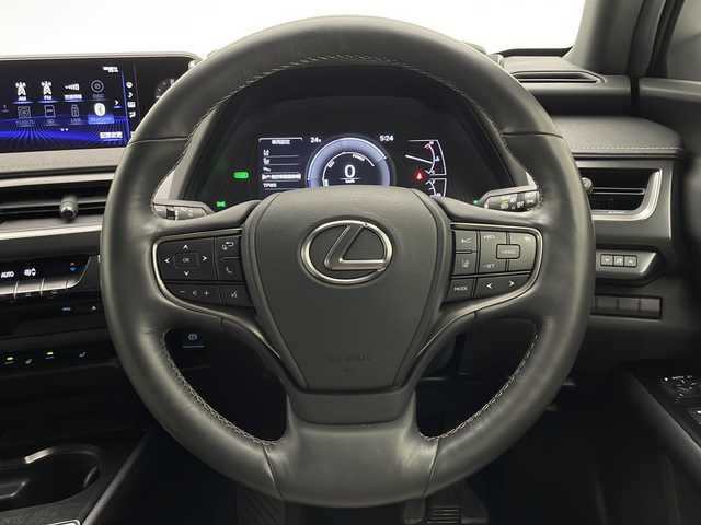 レクサス ＵＸ 250h バージョンC 宮崎県 2020(令2)年 6.5万km グラファイトブラックガラスフレーク 禁煙車/レクサスセーフティシステム/純正12.3型ナビTV　/（CD/DVD/Blu-ray/Bluetooth/フルセグTV)/純正バックカメラ/純正ビルトイン2.0ETC/純正ドライブレコーダー/純正LEDオートライト/純正LEDフォグ/純正17インチアルミ/純正フロアマット/プリクラッシュセーフティ/アダプティブクルーズコントロール/レーンディパーチャーアラート/オートマチックハイビーム/ブラインドスポットモニター/パーキングサポートブレーキ/クリアランスソナー/白本革シート/前席パワーシート/シートヒーター/パワーチルトステアリング/ステアリングヒーター/スマートキー/プッシュエンジンスタート/スペアキー2本/新車時保証書/取扱い説明書
