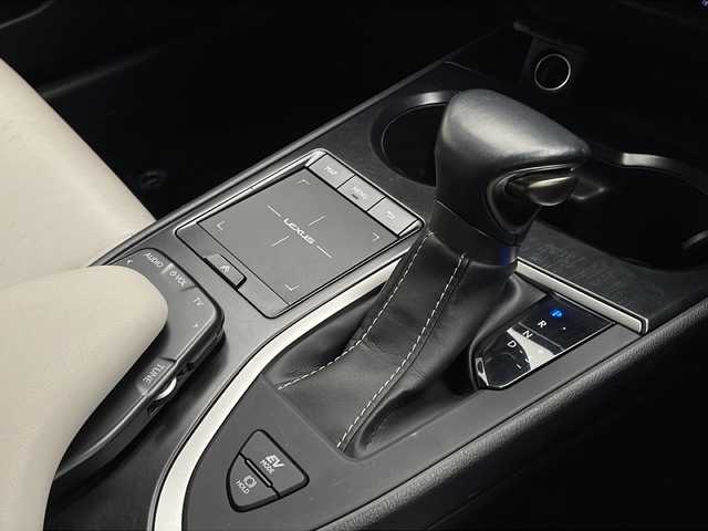 レクサス ＵＸ 250h バージョンC 宮崎県 2020(令2)年 6.5万km グラファイトブラックガラスフレーク 禁煙車/レクサスセーフティシステム/純正12.3型ナビTV　/（CD/DVD/Blu-ray/Bluetooth/フルセグTV)/純正バックカメラ/純正ビルトイン2.0ETC/純正ドライブレコーダー/純正LEDオートライト/純正LEDフォグ/純正17インチアルミ/純正フロアマット/プリクラッシュセーフティ/アダプティブクルーズコントロール/レーンディパーチャーアラート/オートマチックハイビーム/ブラインドスポットモニター/パーキングサポートブレーキ/クリアランスソナー/白本革シート/前席パワーシート/シートヒーター/パワーチルトステアリング/ステアリングヒーター/スマートキー/プッシュエンジンスタート/スペアキー2本/新車時保証書/取扱い説明書