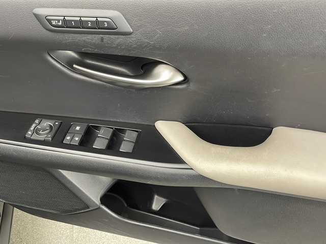 レクサス ＵＸ 250h バージョンC 宮崎県 2020(令2)年 6.5万km グラファイトブラックガラスフレーク 禁煙車/レクサスセーフティシステム/純正12.3型ナビTV　/（CD/DVD/Blu-ray/Bluetooth/フルセグTV)/純正バックカメラ/純正ビルトイン2.0ETC/純正ドライブレコーダー/純正LEDオートライト/純正LEDフォグ/純正17インチアルミ/純正フロアマット/プリクラッシュセーフティ/アダプティブクルーズコントロール/レーンディパーチャーアラート/オートマチックハイビーム/ブラインドスポットモニター/パーキングサポートブレーキ/クリアランスソナー/白本革シート/前席パワーシート/シートヒーター/パワーチルトステアリング/ステアリングヒーター/スマートキー/プッシュエンジンスタート/スペアキー2本/新車時保証書/取扱い説明書